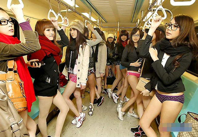 Modèles Taiwanais dans le métro en sous vetements