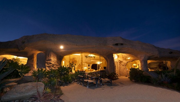 77913546_flintstones-house-real-life_xyo