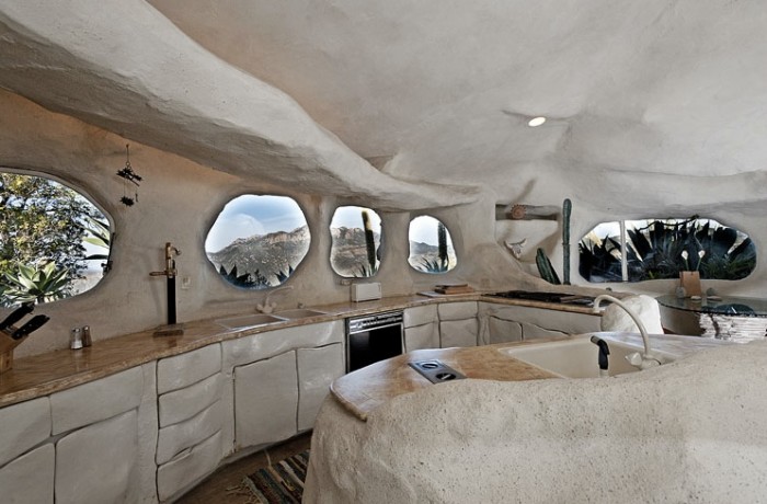 77949937_flintstones-style-house-cave-rock-kitchen-round-windows_xyo