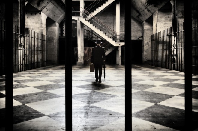 The traveller in the staircage - Ralph Graef