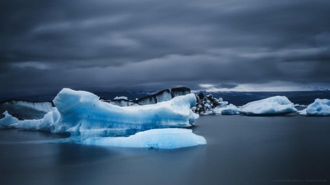 Icebergs dancing on the water